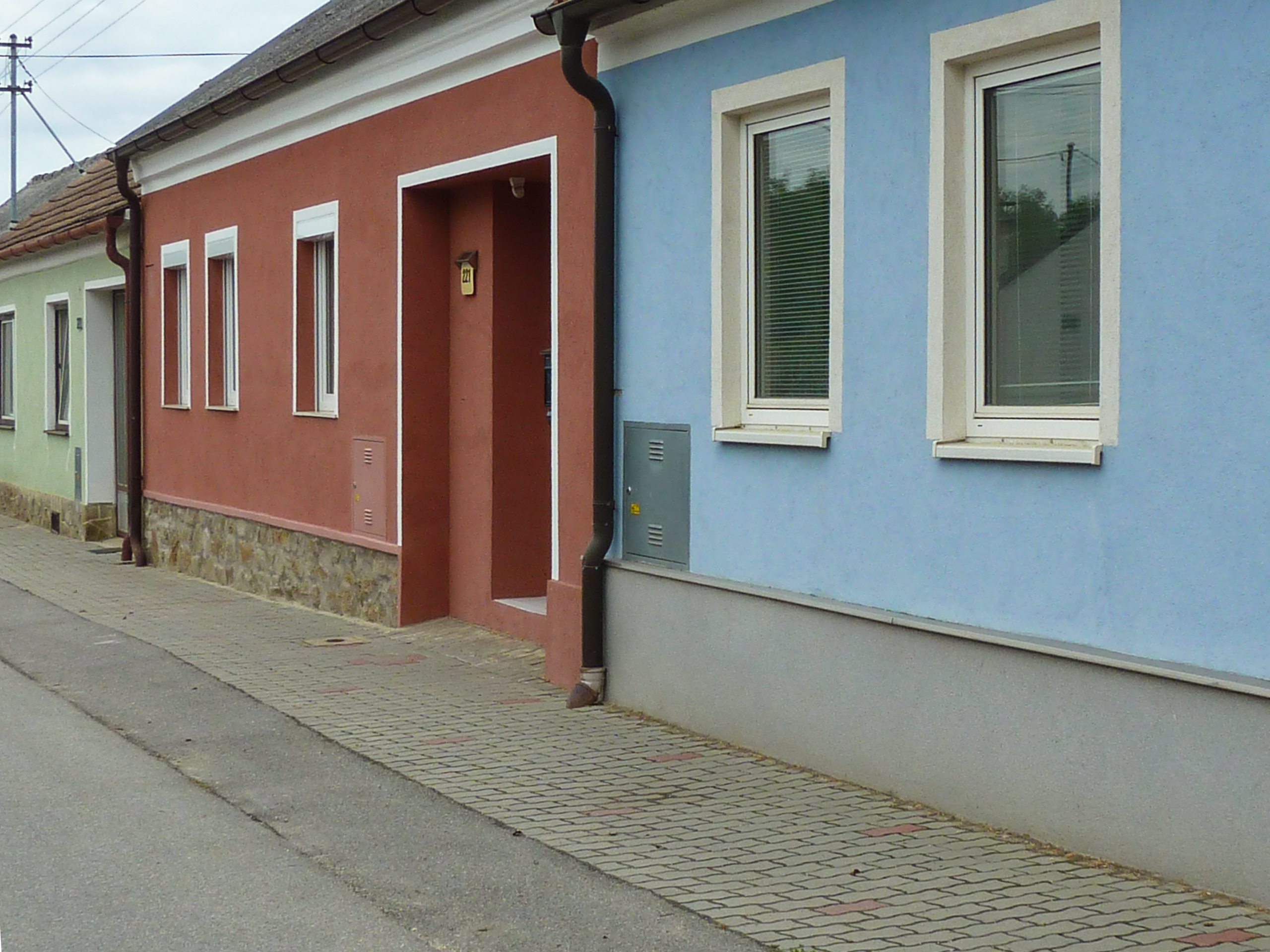 Bunte Häuserzeile in einem Weinviertler Ort